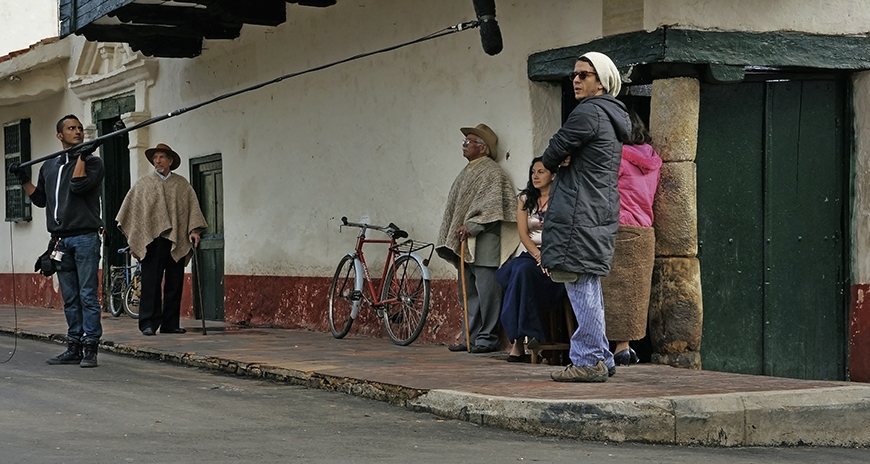 Equipo de sonido rodando en la calle