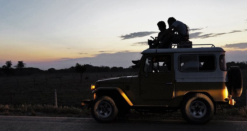 Equipo de cámara sobre un jeep al atardecer